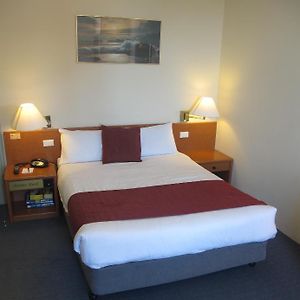Zimmer mit Kingsize-Bett